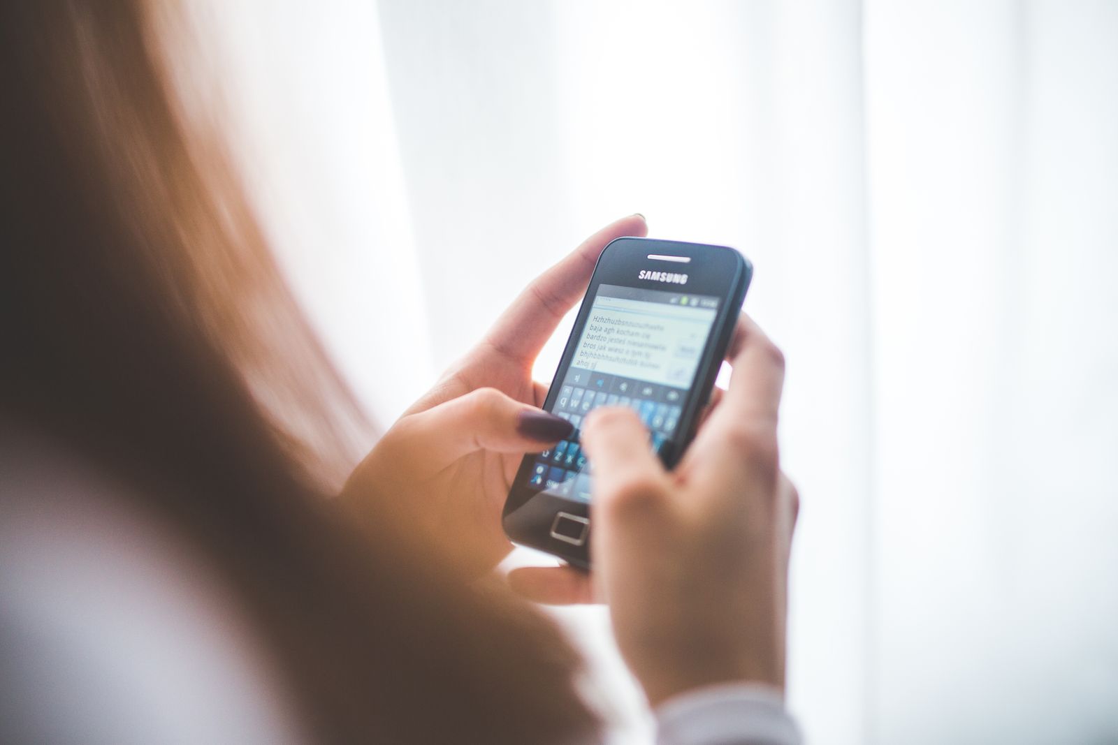 Hand som använder en app i mobilen