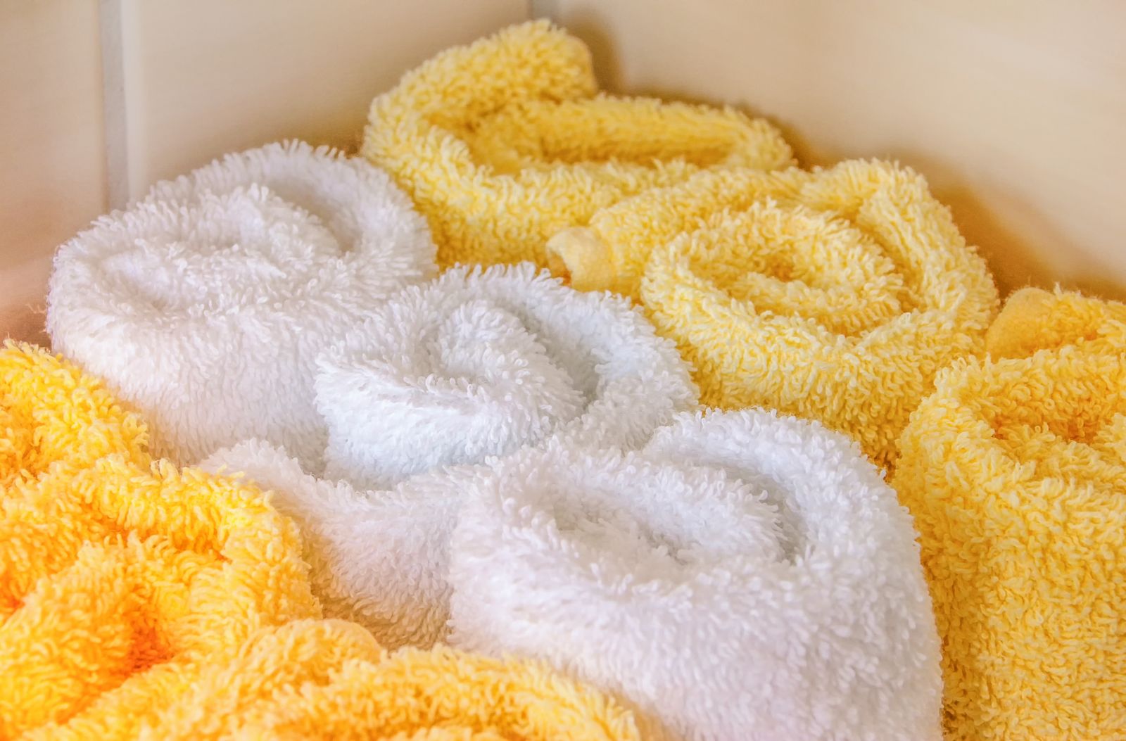 Rullade handdukar i beige spa-miljö