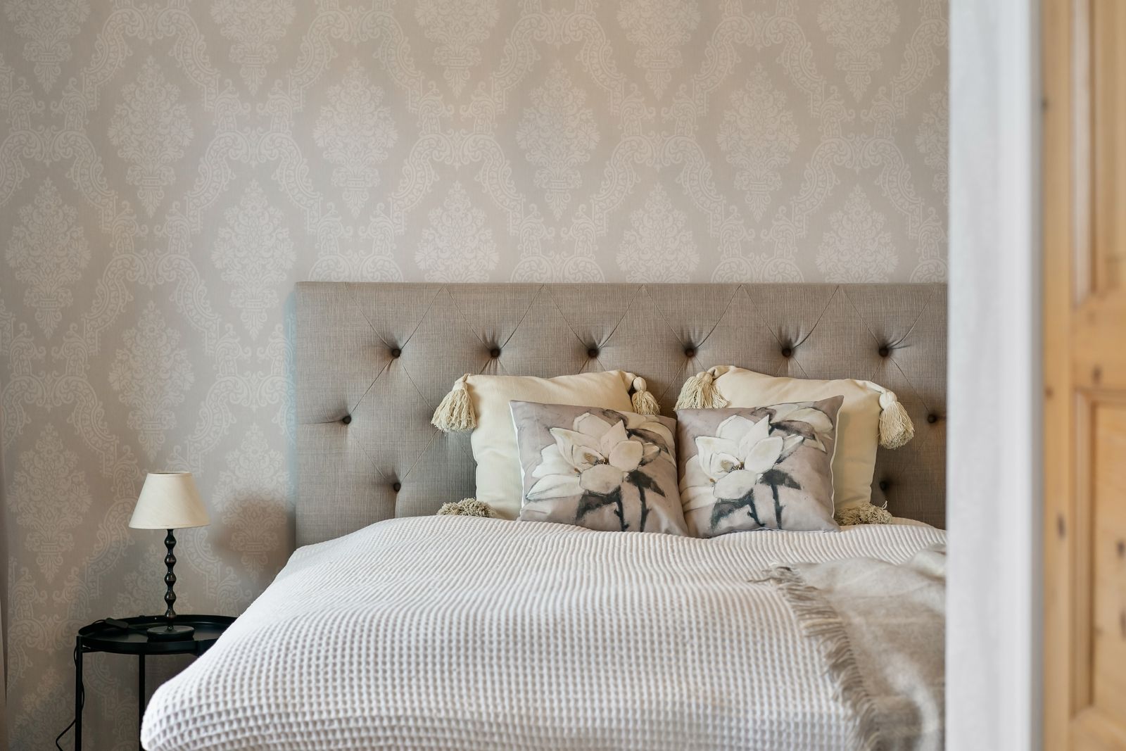 Sovrum i varma beige toner och mjukt ljus