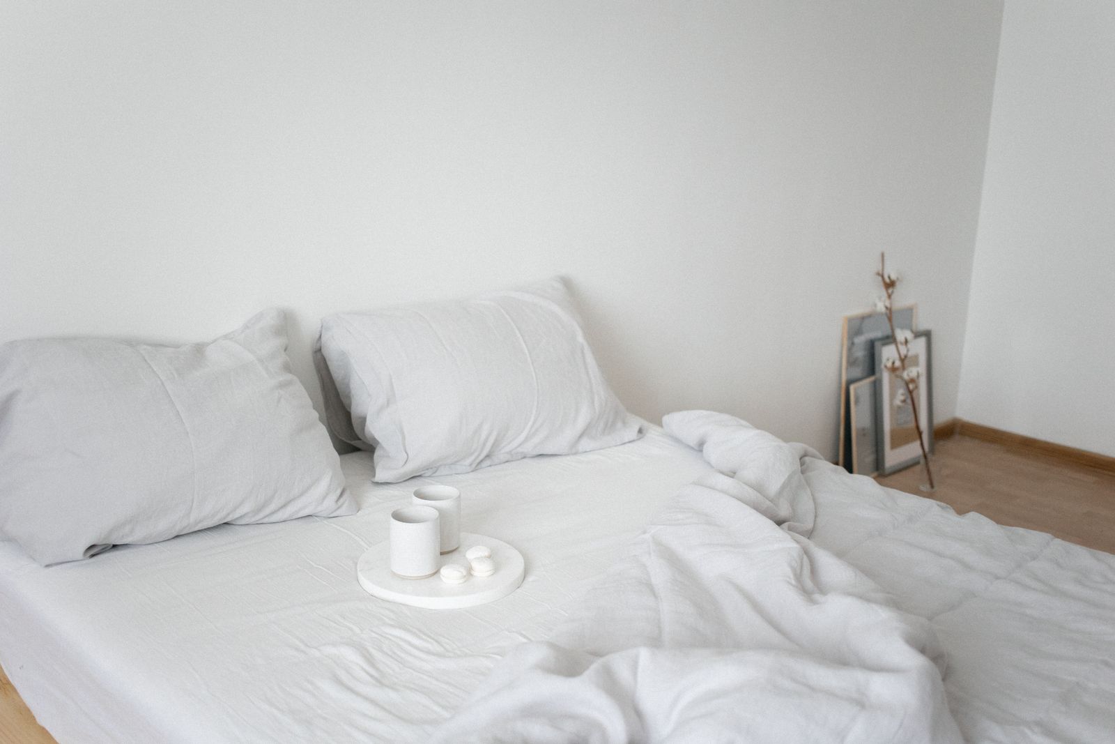 Två kaffekoppar på en bricka i sängen