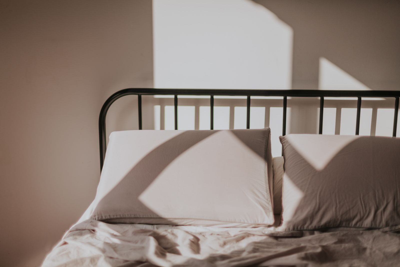 Sängkläder i mjukt morgonljus