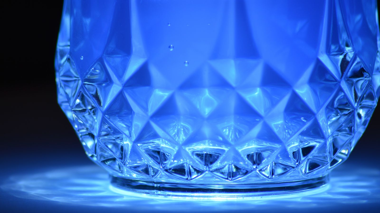 Ljus som bryts genom glas och vatten