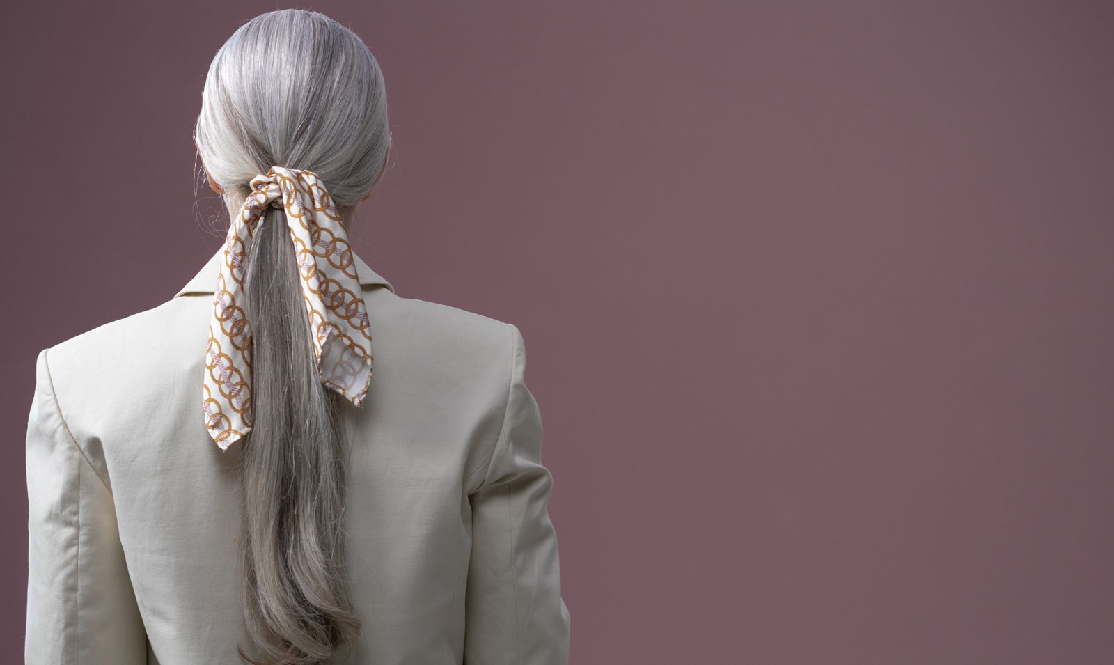 Sidenscarf knuten kring en sänggavel