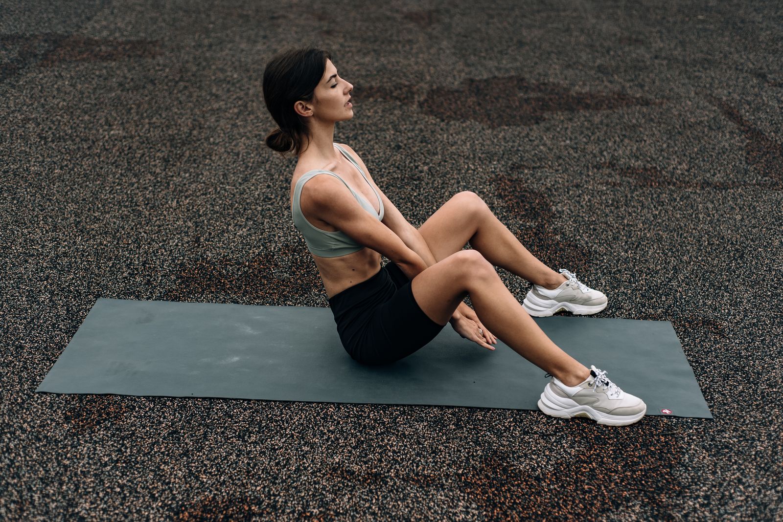 Kvinna som tränar på yogamatta hemma