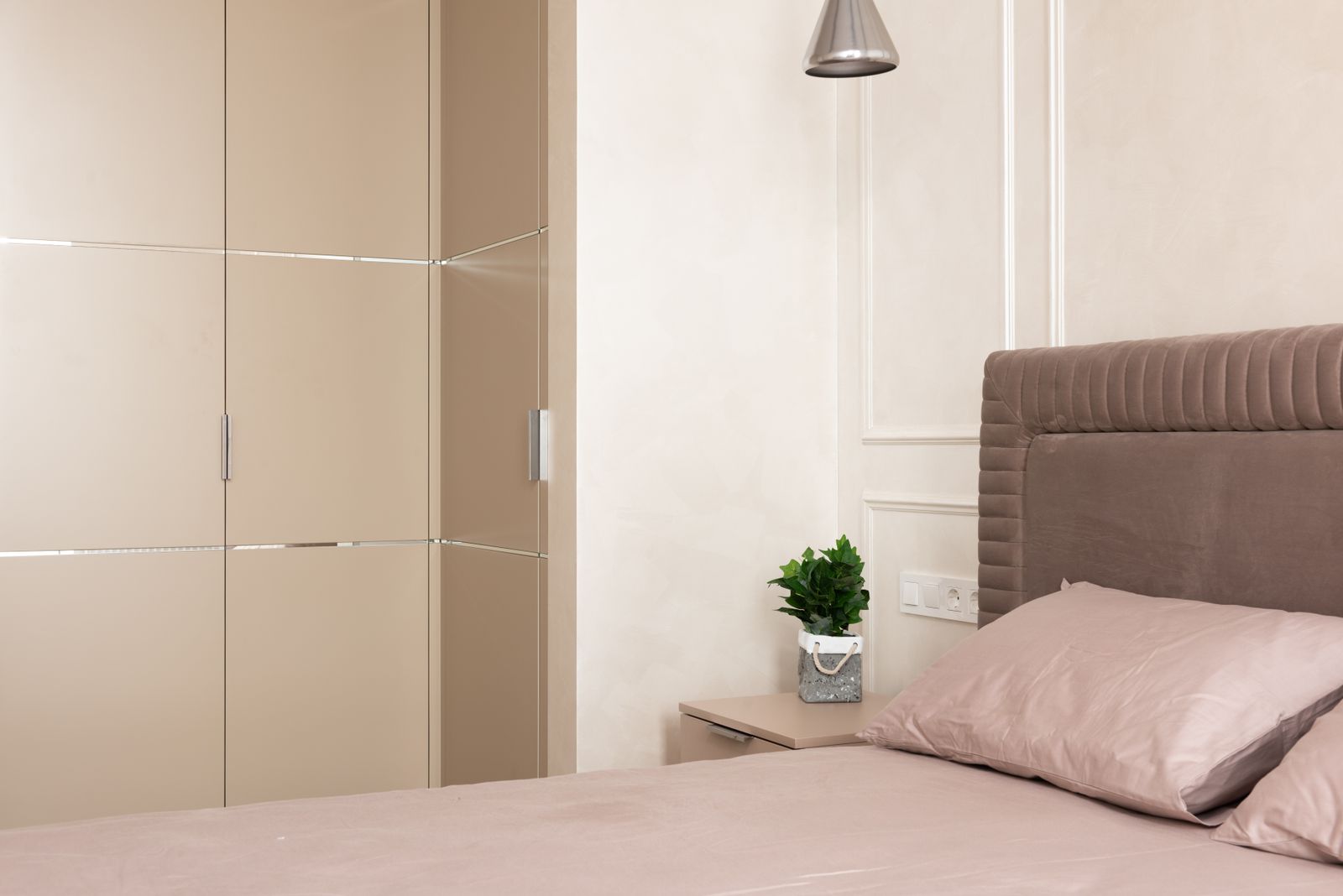 Lugn sovrumsdetalj i beige toner