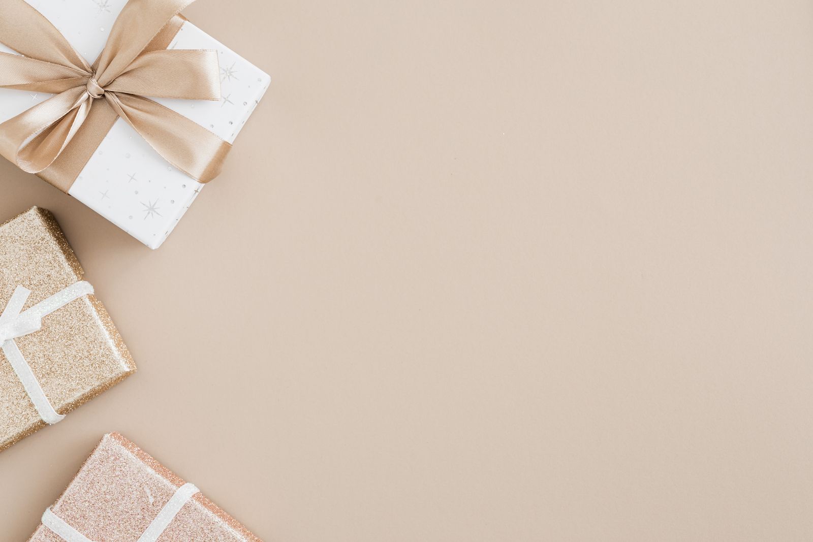 Presentask med band i beige toner