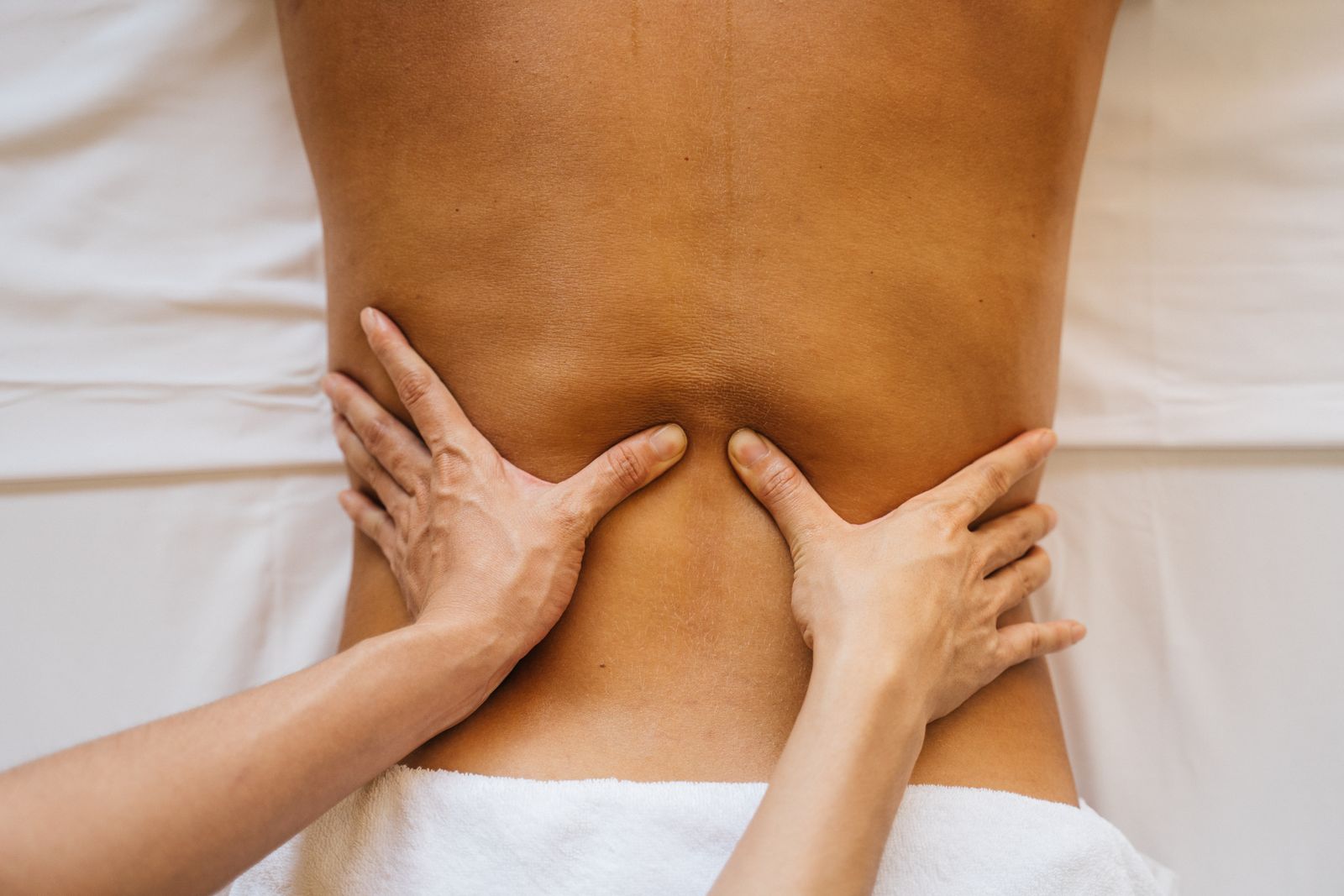 Händer som ger ryggmassage