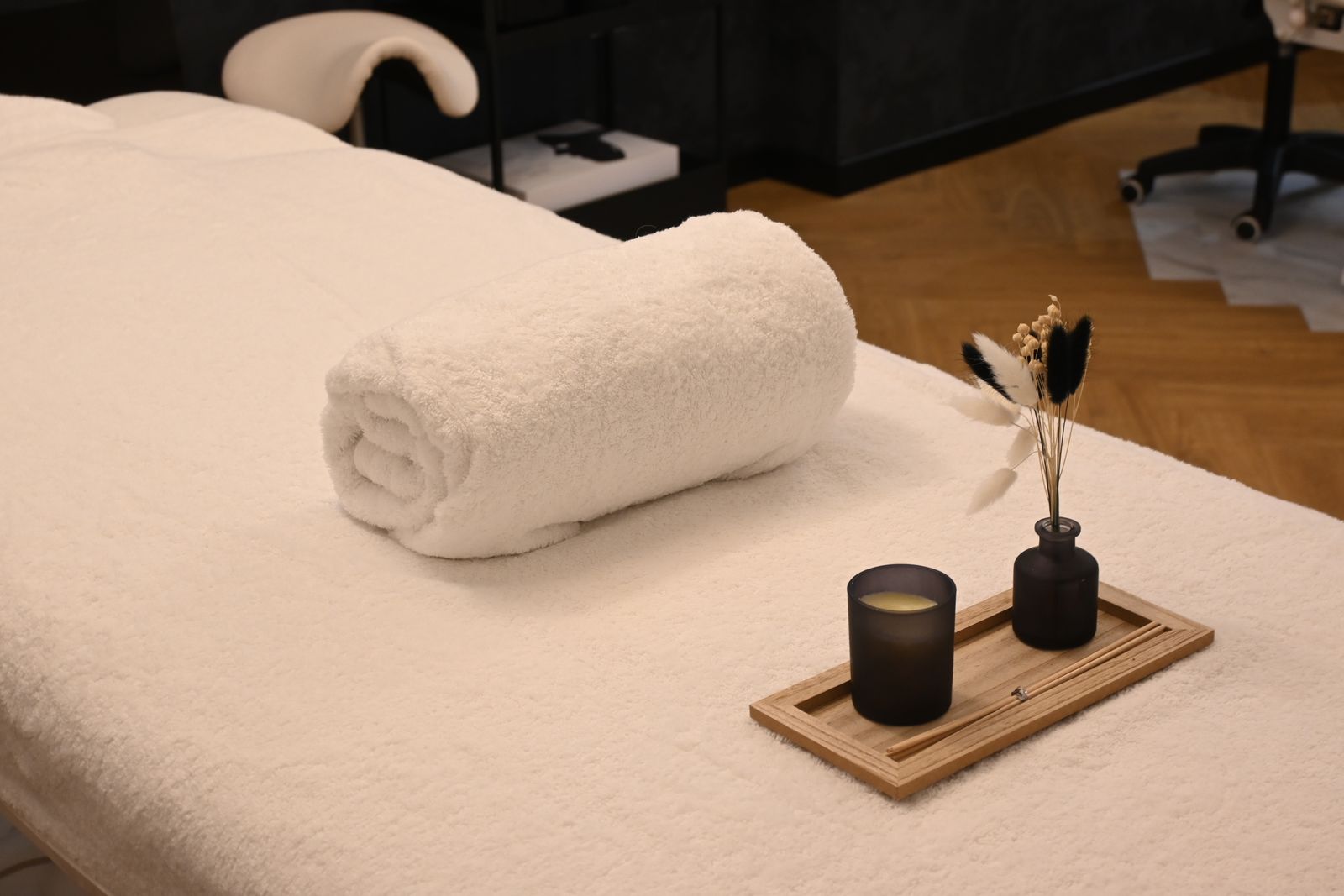 Spa-uppdukning med handdukar, ljus och stenar