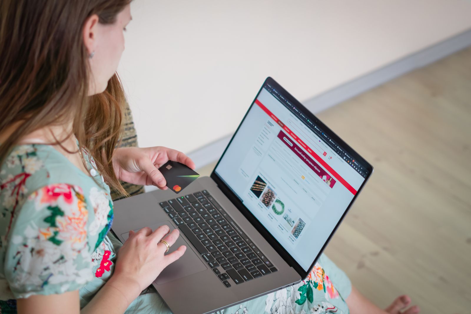 Person som handlar online hemma vid laptop
