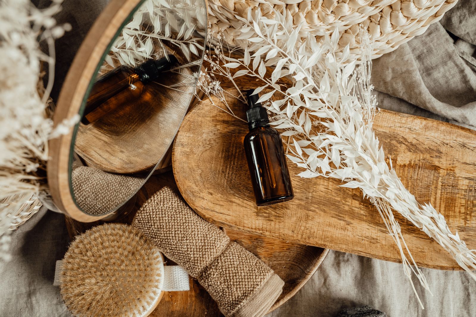 Spaprodukter upplagda på handduk i neutrala toner